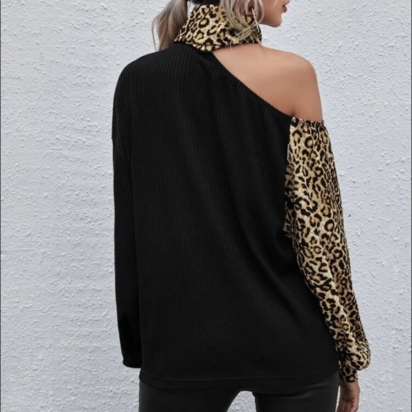 🎉BACK IN STOCK🎉 NWOT 🐆Leopard Print High Neck Color-block Top🐆 - Picture 5 of 6